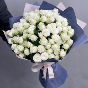 Букет из 25 кустовых пионовидных белых роз (60 см) в Раменском