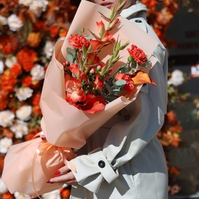 Букет "На закате дня" из гладиолусов, калл, гиперикума и диантусов в Раменском