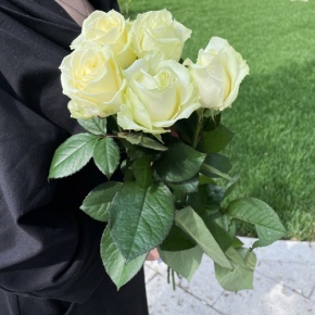 Букет из 5 белых роз (70 см) в Раменском