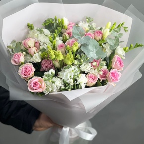 Букет "Особый случай " из ароматных маттиол, фрезий и кустовых роз в Раменском