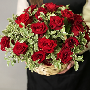 Композиция в корзине "Евгения" из 25 роз и питаспорума в Раменском