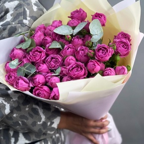 Букет "Малиновый бисквит" из кустовых и пионовидных роз и эвкалипта в Раменском