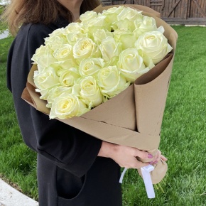 Букет из 25 белых роз в крафте (70 см) в Раменском