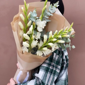 Букет из 5 белых гладиолусов и эвкалипта в Раменском