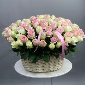 Композиция в корзине из 101 кенийской розы пастельный микс (40 см) в Раменском