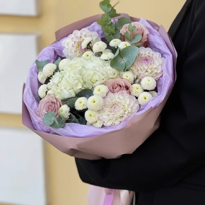 Букет "Динь" из георгин, хризантем сантини, эвкалипта, роз и гортензии в Раменском