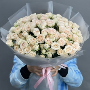 Букет из 35 кремовых кустовых роз (50 см) в Раменском