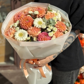 Букет "Персиковый латте" из георгин, диантусов, гербер и хризантем сантини в Раменском