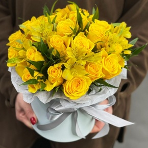 Композиция в шляпной коробке "Розиль" из альстромерий и роз в Раменском