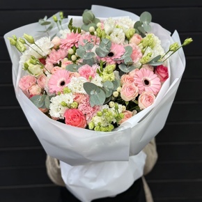 Букет "Ромео" из роз, эвкалипта, гербер, ароматных фрезий, озатамнуса, эустом и диантусов в Раменском
