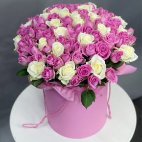 Композиция в шляпной коробке из 151 розы кения микс в Раменском