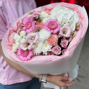 Букет "Розовые облака" из хризантемы, кустовых роз, диантусов, гортензии и эустом в Раменском