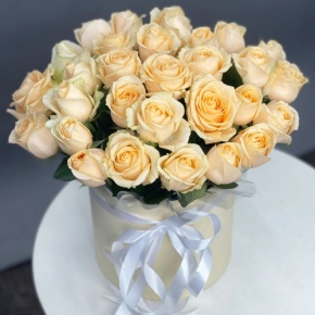 Композиция в шляпной коробке из 35 кремовых кенийских роз в Раменском