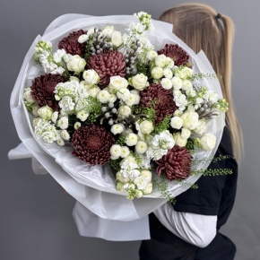 Букет "Шоколадный френч" из кустовых роз, хризантем Бигоуди, брунии, ароматных маттиол и сантини в Раменском