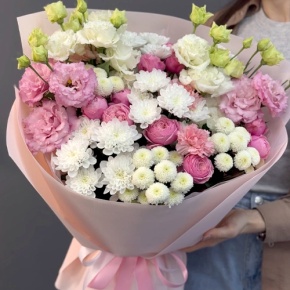 Букет "Задыхаюсь от нежности" из хризантемы, кустовых пионовидных роз, диантусов и эустом в Раменском