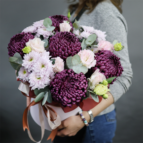 Композиция в шляпной коробке "Наденька" из хризантем Бигоуди, эустом и эвкалипта в Раменском