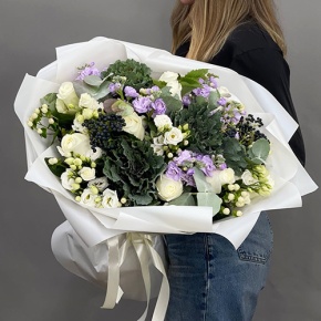 Букет "Ночное рандеву" из брассики, ягод вибирнума, роз, эустом, ароматных маттиол и гиперикума в Раменском