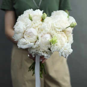 Свадебный букет из пионов и эустом в Раменском