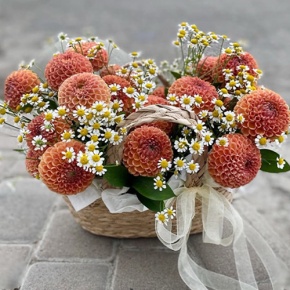 Композиция в сумке "Персиковый чиз" из георгин и ромашек в Раменском