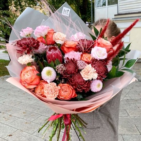 Букет "Каркаде" из хризантем Бигоуди и Момоко, роз Эквадор Кахала, озатамнуса,  эустом, протеи, и диантусов в Раменском