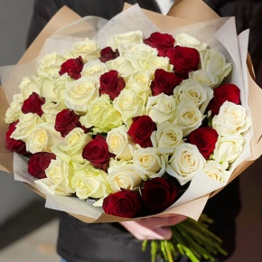 Букет 51 белая и красная роза (50 см) в Раменском