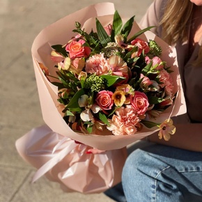 Букет "Каталина" из роз, диантусов, альстромерий, скиммии и кустовых ранункулюсов в Раменском