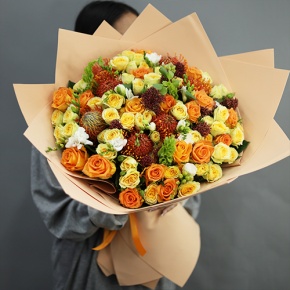 Букет "Осенние грёзы" из лейко, роз, фрезий, скиммии, молюцеллы и лейко в Раменском