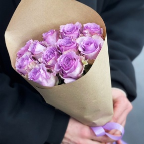 Букет из 11 лиловых роз в крафте (40 см) в Раменском