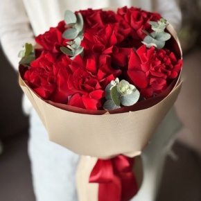 Букет "Красная пантера" из 7 роз Эквадор и эвкалипта в Раменском