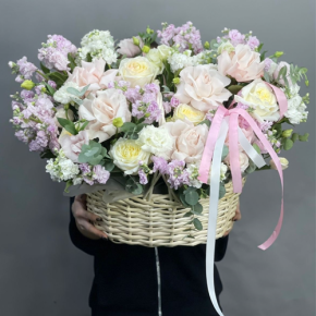 Композиция в корзине из роз Эквадор и ароматных маттиол в Раменском