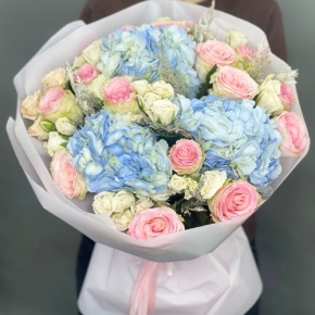 Букет "Легкий ветерок" из роз, конифера и гортензий в Раменском