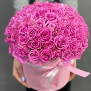 Композиция в шляпной коробке из 71 кенийской розы в Раменском