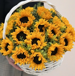 Композиция в корзине из 29 подсолнухов в Раменском