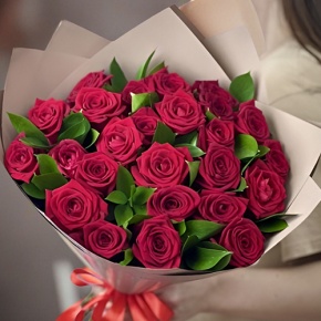 Букет из 25 красных роз и рускуса (50 см) в Раменском