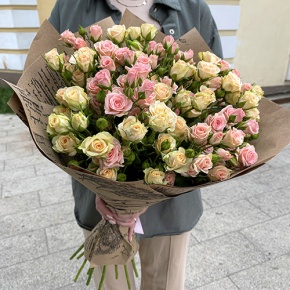 Букет из 19 кустовых роз в крафте (60 см) в Раменском