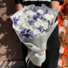 Букет из ирисов и хризантем в Раменском