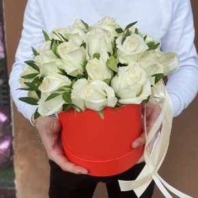 Композиция в шляпной коробке из 25 белых роз в Раменском