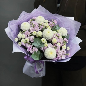 Букет "Ванила" из хризантем сантини, Момоко, эвкалипта и ароматных маттиол в Раменском