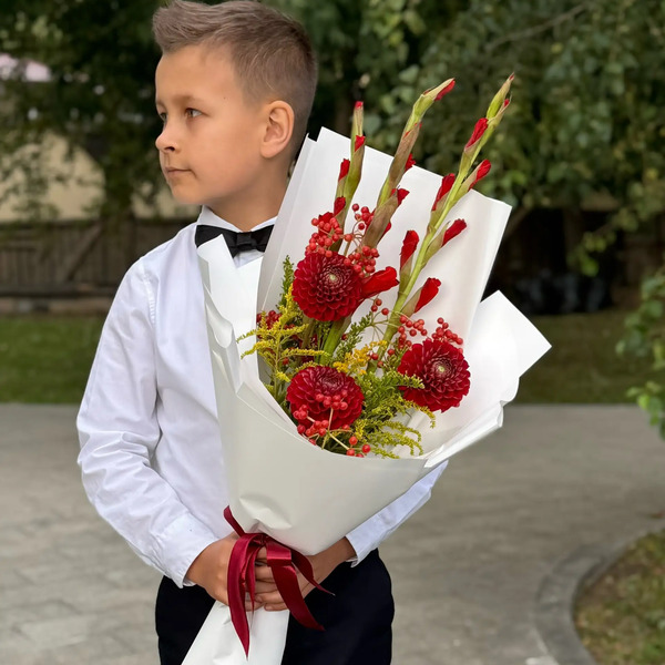Букет на 1 сентября с красными гладиолусами, георгинами и калиной в Раменском