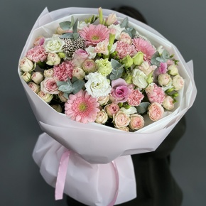 Букет "Я с тобой" из роз, эвкалипта, гербер, ароматных фрезий, озатамнуса, эустом и диантусов в Раменском