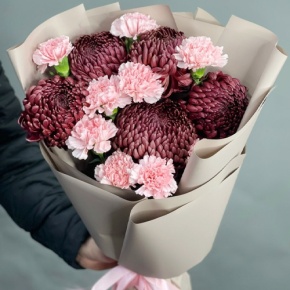 Букет из хризантем Бигоуди и розовых диантусов в Раменском