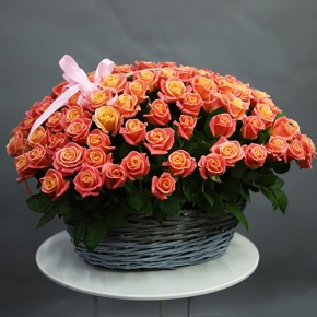 Композиция в корзине из 101 розы Мисс Пигги (50 см) в Раменском