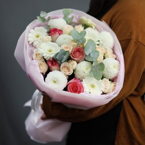 Букет "Пандора" из роз, эвкалипта, гербер и хризантем Момоко в Раменском