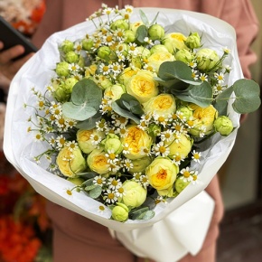 Букет "Иветта" из лимонных пионовидных кустовых роз и ромашек в Раменском