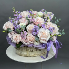 Композиция в корзине из французских роз и ароматных маттиол в Раменском
