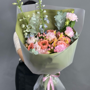 Букет "Таинственное очарование" из мазровых роз Риджентс парк, гиперикума, альстромерий, эустом и дельфиниума в Раменском