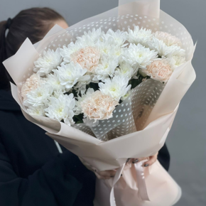 Букет из хризантем и диантусов пудра в Раменском