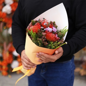 Букет "Капс" из лейко и экзотики в Раменском