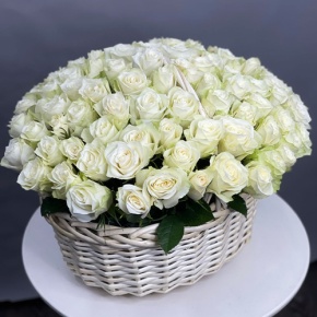 101 белая роза в корзине (40 см) в Раменском