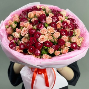 Букет "Рубиновый гранит" из 35 кустовых роз микс (50 см) в Раменском